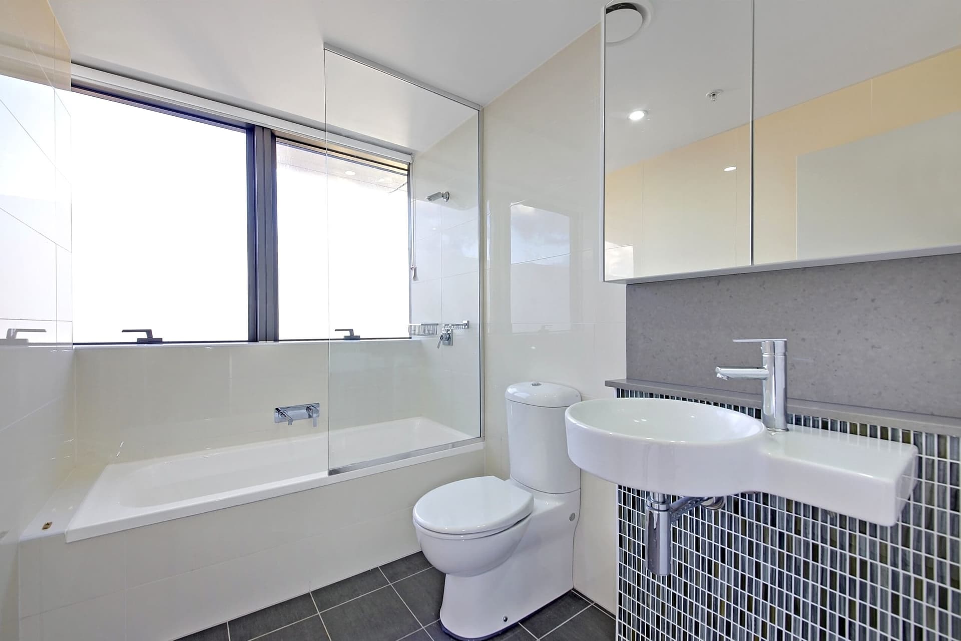 06 Apartment bath-print