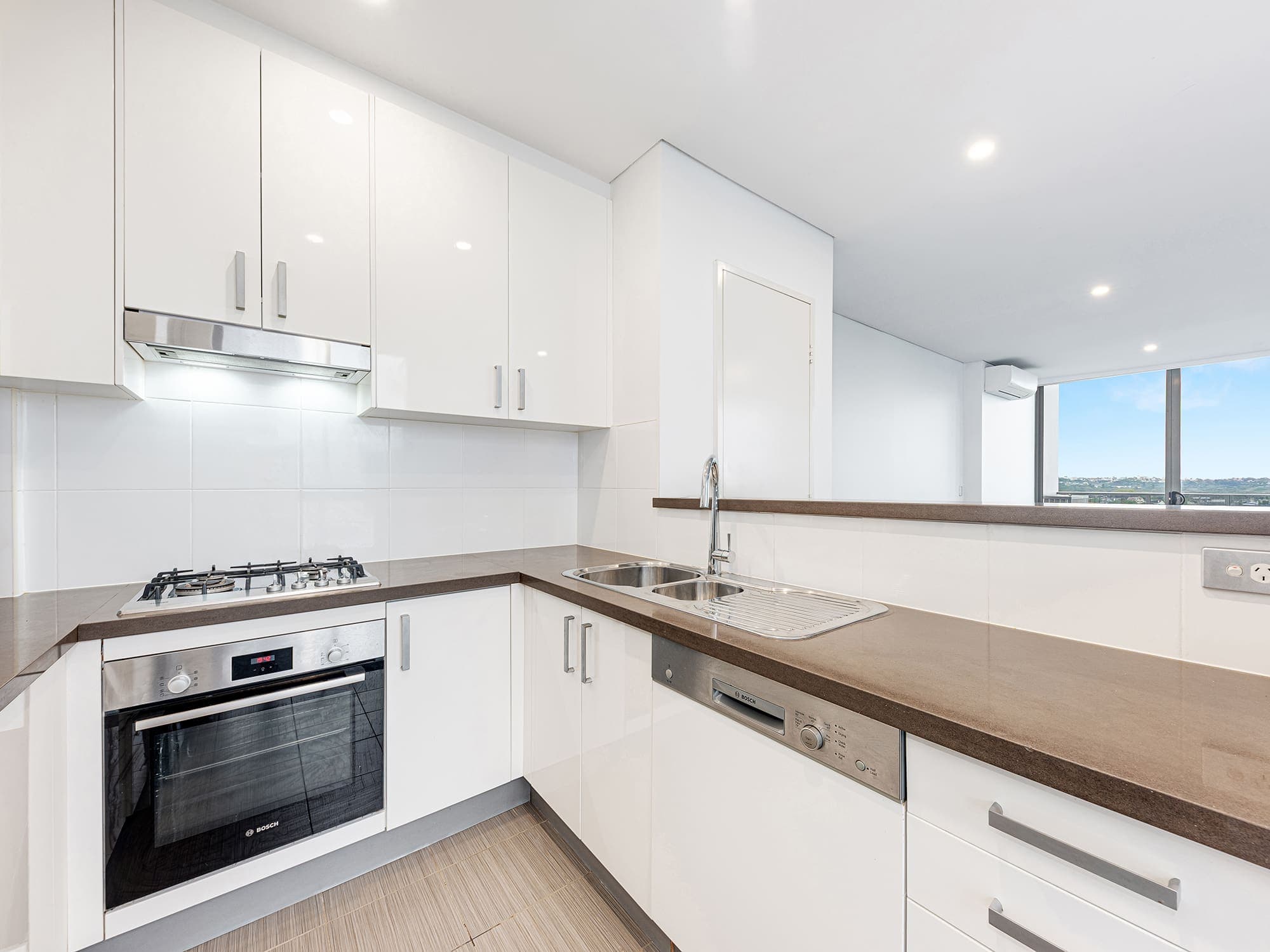 ONLINE_RHG_1647 RW Empty