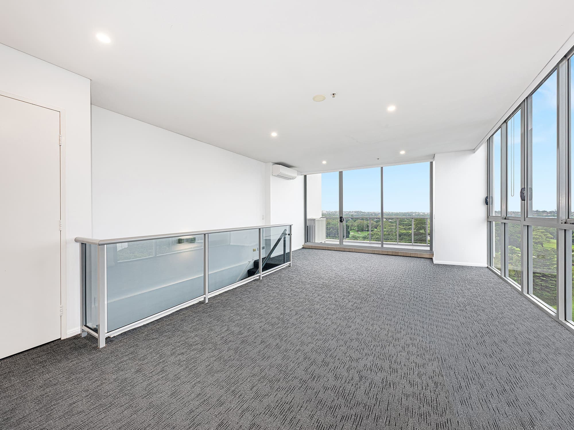 ONLINE_RHG_1652 RW Empty