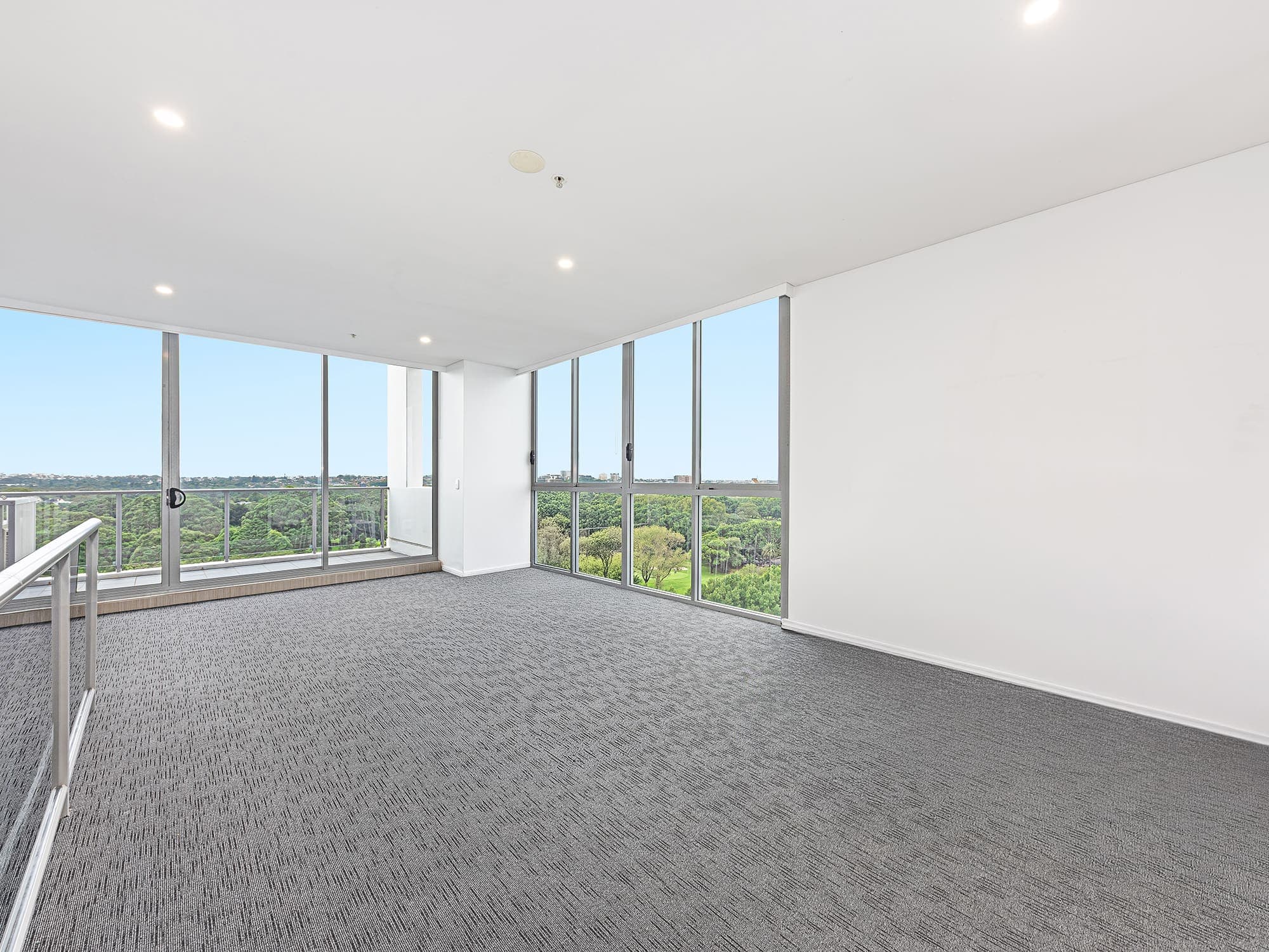 ONLINE_RHG_1657 RW Empty