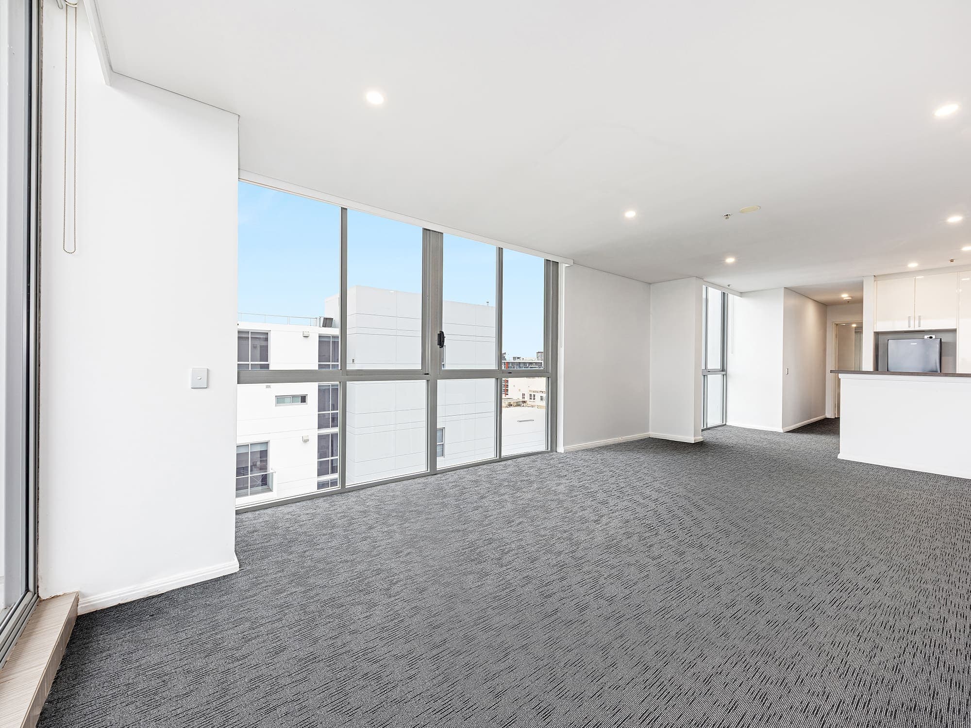 ONLINE_RHG_1677 RW Empty