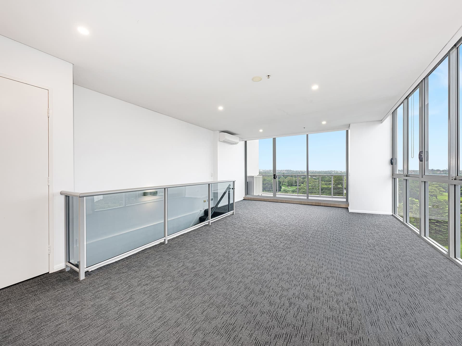 ONLINE_RHG_1652 RW Empty