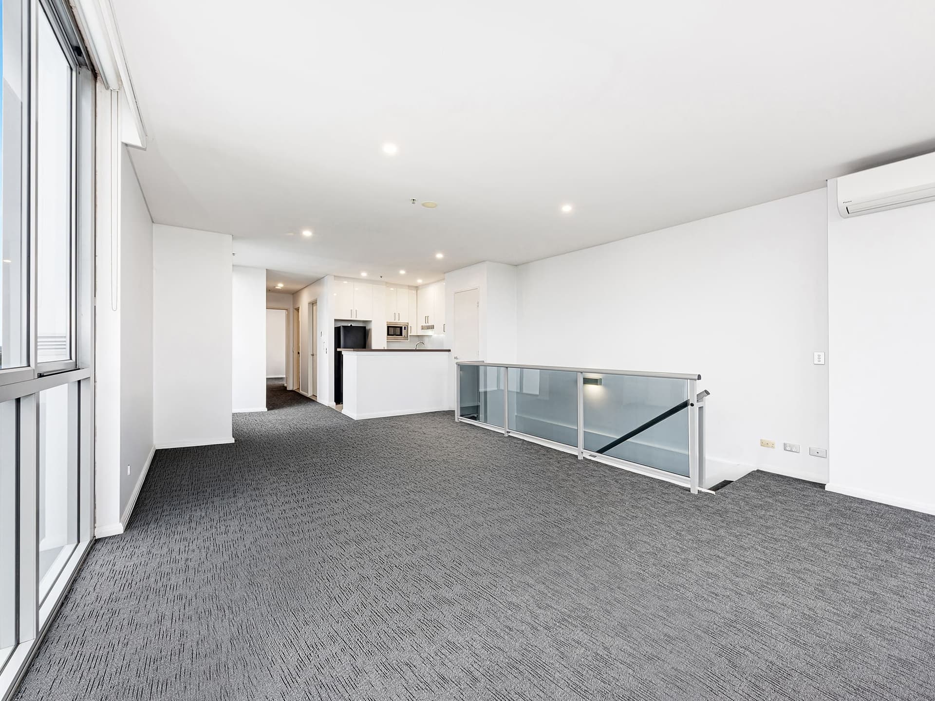 ONLINE_RHG_1672 RW Empty