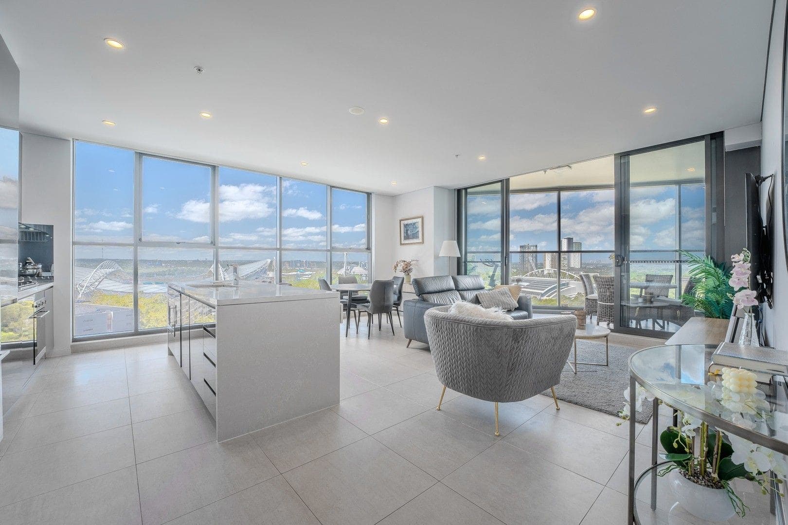 2019721675_1_1_250113_044631-w2048-h1365 (1)